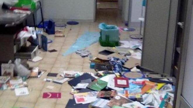 Vandali devastano la scuola di Luni Mare