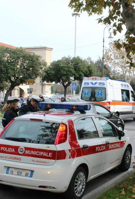 Investiti mentre attraversano la strada: due in ospedale