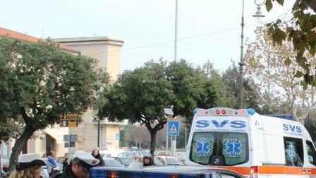 Investiti mentre attraversano la strada: due in ospedale