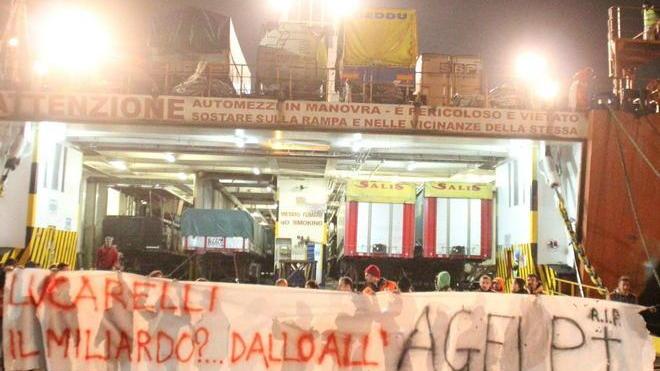 Nella notte bloccato un traghetto in porto