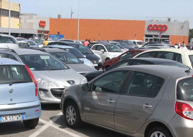 Chiudono i figli in auto per fare la spesa 