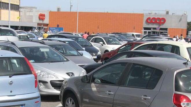 Chiudono i figli in auto per fare la spesa