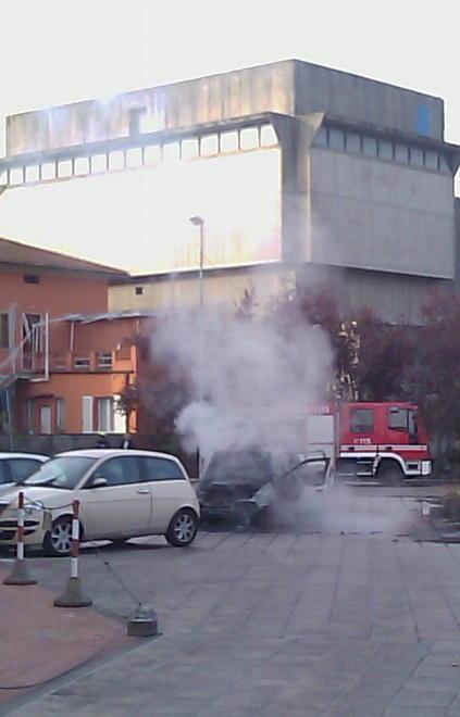 In fiamme un’auto a metano 