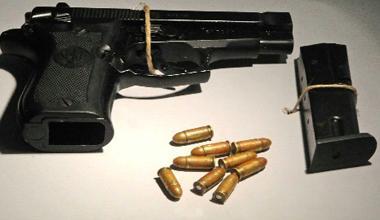 Ruba la pistola al nonno per rivenderla: arrestato 