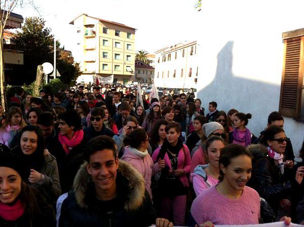 L’ira degli studenti si riversa nelle piazze 