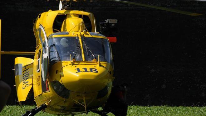 Una folla immensa per il ragazzo morto in moto a 16 anni