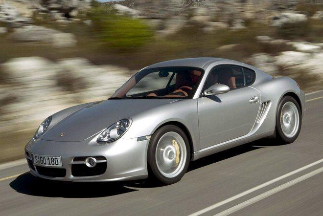 Un modello di Porsche in strada