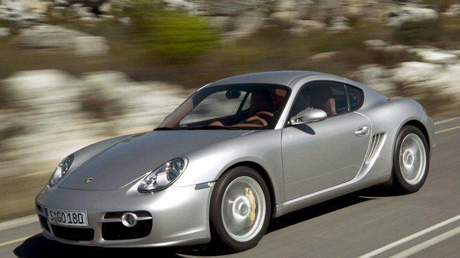 Un modello di Porsche in strada