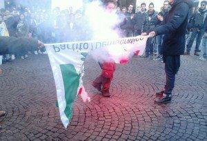 Pisa, sfila la protesta degli studenti: bruciata una bandiera del Pd 