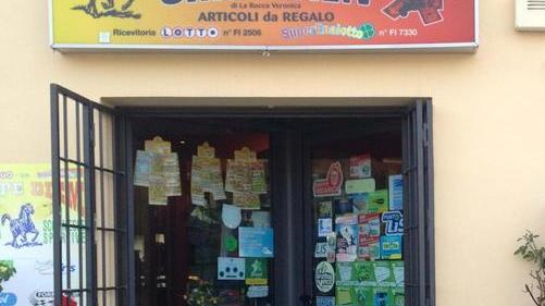 Armati di mazzuoli rapinano tabaccaia