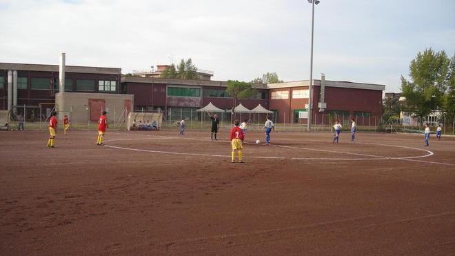Furto negli spogliatoi del campo sportivo