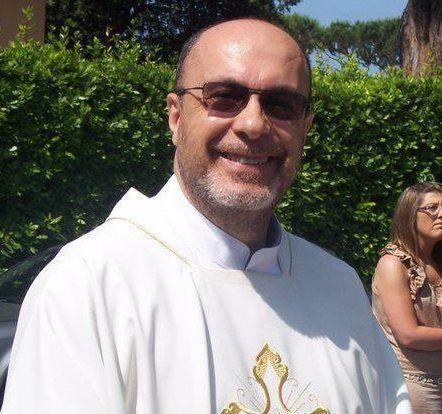 «Pensa ai bimbi, figliuolo». I consigli web del falso prete 
