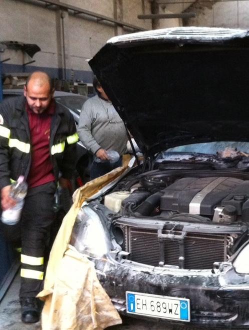 Brucia un’auto nella carrozzeria Traffico in tilt