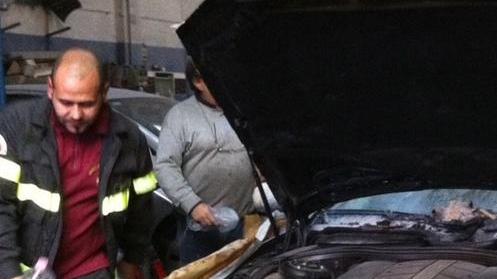 Brucia un’auto nella carrozzeria Traffico in tilt