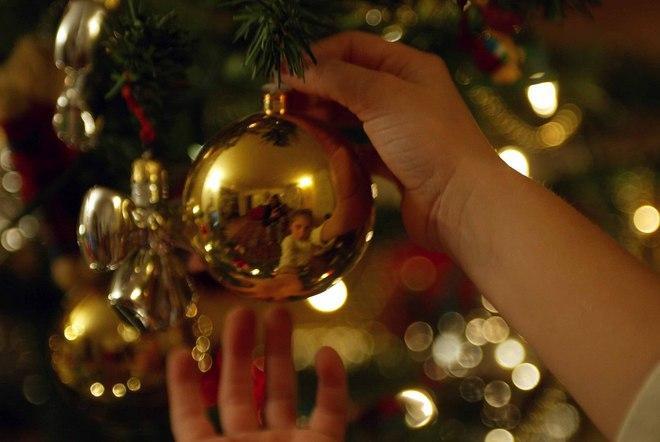 I negozi addobbano il centro e aspettano l’albero del Comune