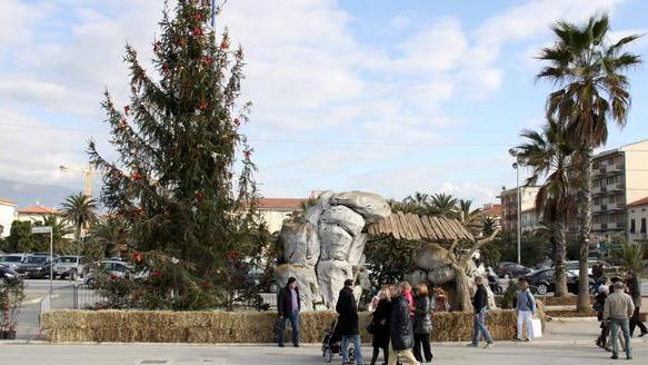 Natale con le luci in strada ma senza presepe e abeti