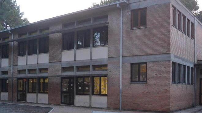 Elementare in degrado i genitori imbiancano