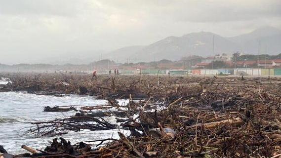 Tempi lunghi per la pulizia delle spiagge