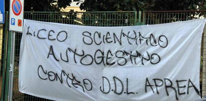 Scuole in autogestione Striscioni alle superiori