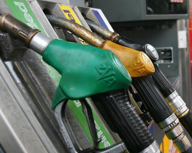 Coppia deruba automobilisti mentre fanno il pieno di benzina 