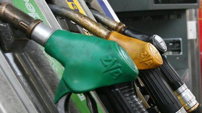 Coppia deruba automobilisti mentre fanno il pieno di benzina