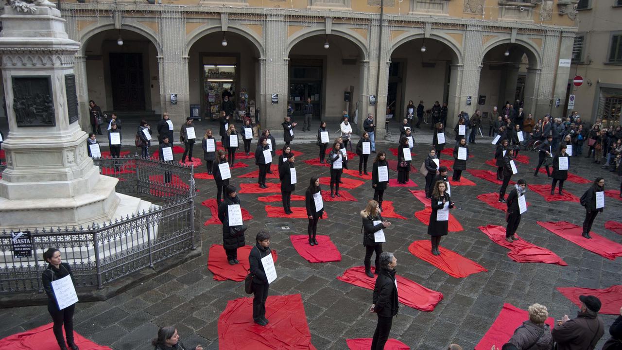 Flashmob in piazza del Comune contro la violenza alle donne
