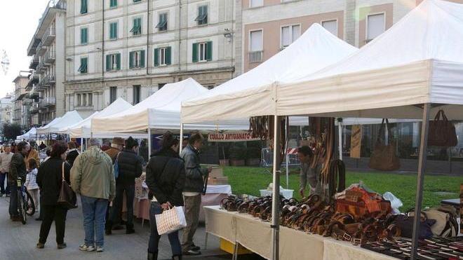 Bancarelle in piazza ed è subito polemica