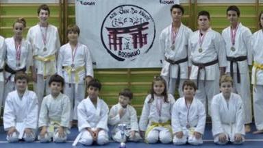 Una pioggia di medaglie per i karateka rosignanesi