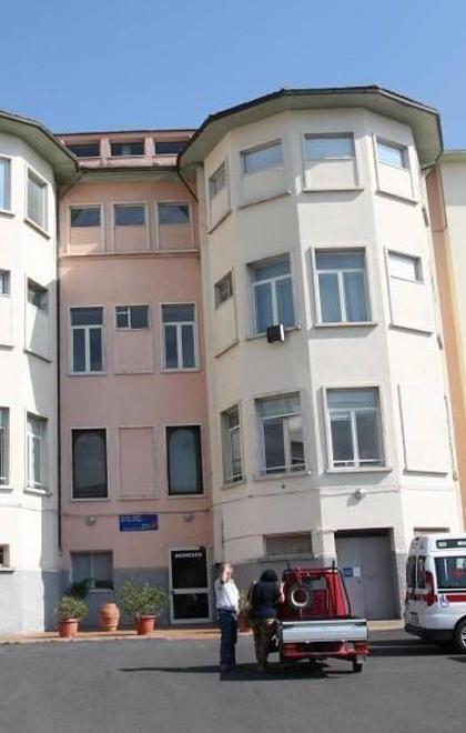 La direttrice dimezza i letti a medicina 