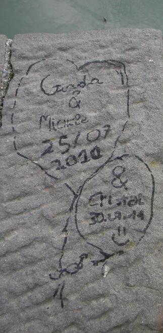 Le arcate deturpate dalle scritte dei visitatori