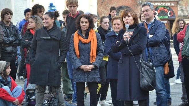 Alla fine due uova lanciate contro lo sportello Unicredit