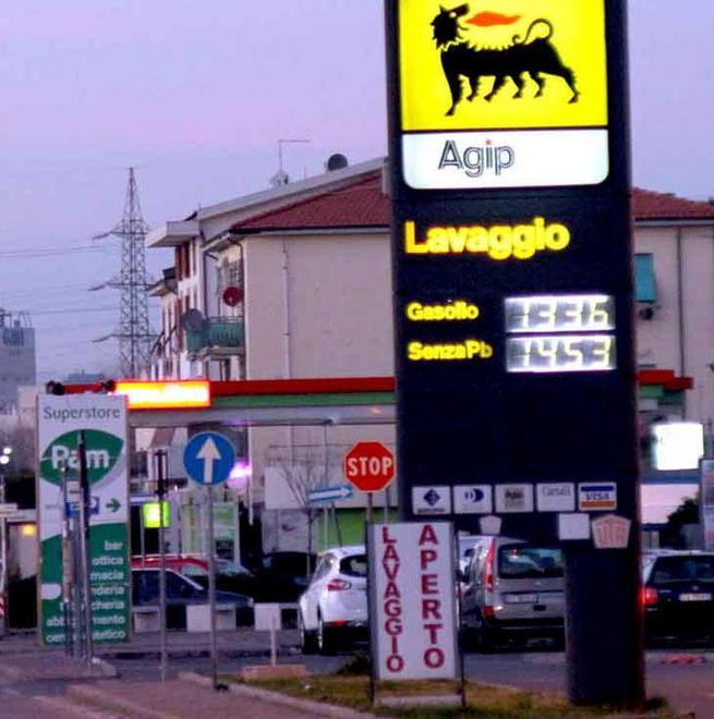 Coppia di romeni deruba automobilisti mentre fanno benzina