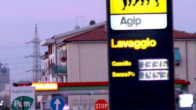 Coppia di romeni deruba automobilisti mentre fanno benzina