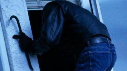 Due furti in abitazione e rubata un’auto alla ex stazione