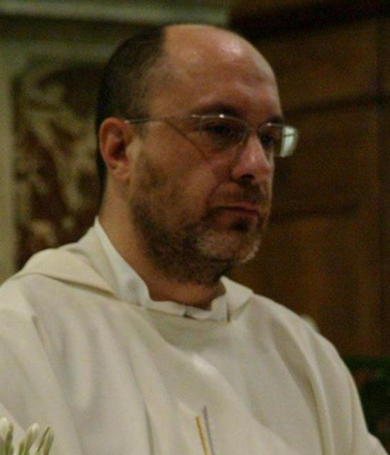 Il vero parroco avvilito: «Fate attenzione, non dategli l’amicizia»