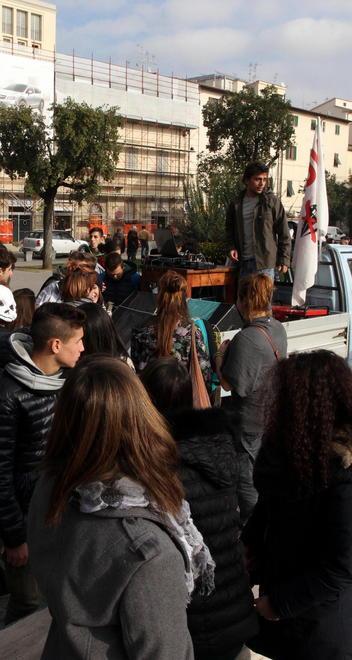 Centinaia di studenti in piazza per dire no ai tagli del governo 