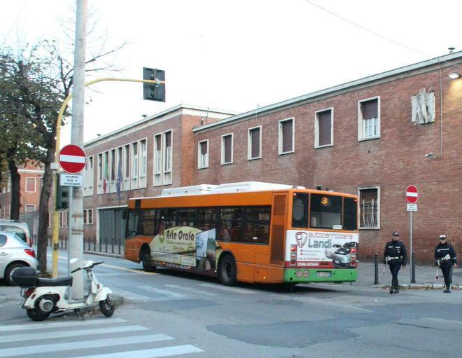 Viale Mameli, auto e scooter sulla nuova corsia preferenziale: scattano le multe 