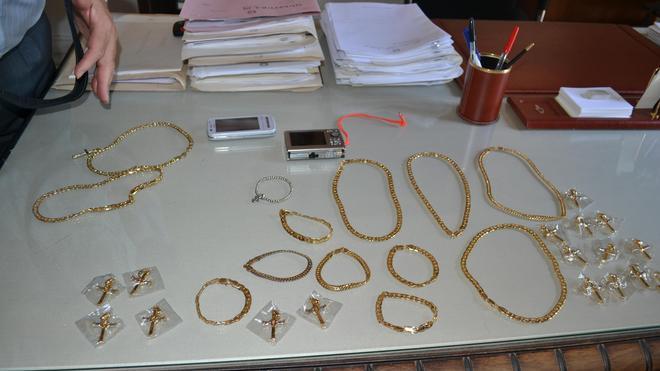Tentano di rapinare in centro due rappresentati orafi