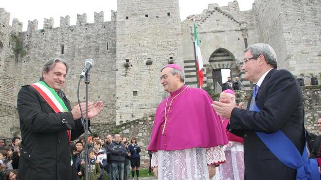 Il benvenuto di Cenni e Gestri davanti al Castello