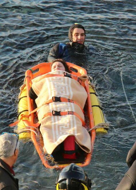 Soccorsa via mare dopo la caduta sugli scogli 