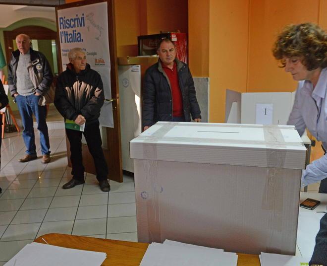 Non lo fanno votare e chiama i carabinieri 