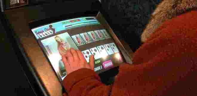 Guerra alle slot Don Lenzi non molla Con lui tanti fedeli 