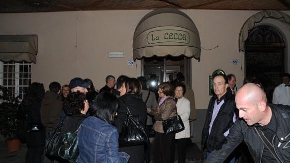 Tra moccoli, stornelli e piatti medievali all’osteria La Cecca si cena mascherati