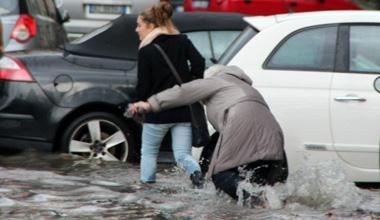 Nubifragio su Livorno, strade allagate e traffico in tilt 