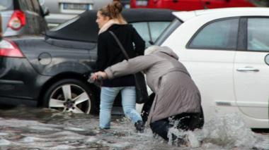 Nubifragio su Livorno, strade allagate e traffico in tilt
