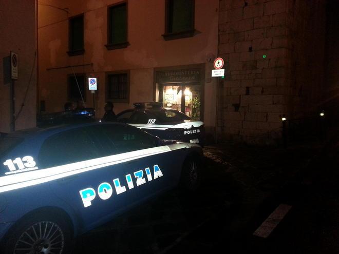 Sorpreso a rubare, rende il portafoglio, poi ci ripensa e fa la rapina 