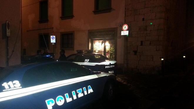 Sorpreso a rubare, rende il portafoglio, poi ci ripensa e fa la rapina