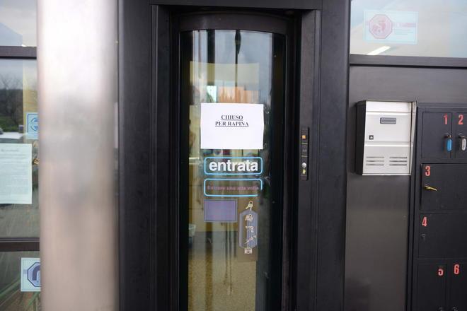 Rapina in banca all’ora di apertura, in due minacciano impiegati e clienti 
