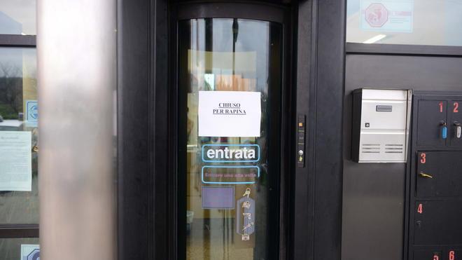 Rapina in banca all’ora di apertura, in due minacciano impiegati e clienti