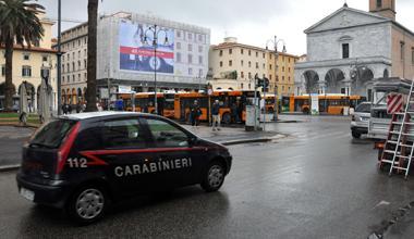 Nomadi derubano un'anziana e poi scappano 